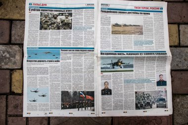 Rus gazeteleri Ukrayna karşı taarruzu sonrasında Rus ordusu tarafından terk edildikten sonra Kherson havaalanında bulundu. Gazeteler, Rus hükümetinin savaşı yüceltmek için kullandığı propagandalardır.