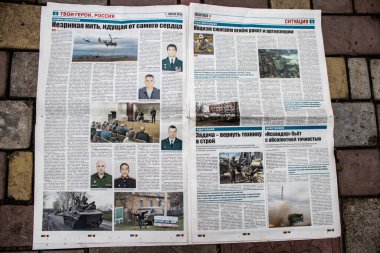 Rus gazeteleri Ukrayna karşı taarruzu sonrasında Rus ordusu tarafından terk edildikten sonra Kherson havaalanında bulundu. Gazeteler, Rus hükümetinin savaşı yüceltmek için kullandığı propagandalardır.