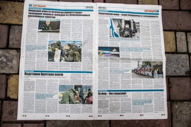 Rus gazeteleri Ukrayna karşı taarruzu sonrasında Rus ordusu tarafından terk edildikten sonra Kherson havaalanında bulundu. Gazeteler, Rus hükümetinin savaşı yüceltmek için kullandığı propagandalardır.