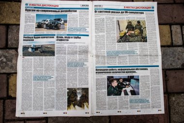 Rus gazeteleri Ukrayna karşı taarruzu sonrasında Rus ordusu tarafından terk edildikten sonra Kherson havaalanında bulundu. Gazeteler, Rus hükümetinin savaşı yüceltmek için kullandığı propagandalardır.
