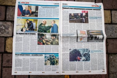 Rus gazeteleri Ukrayna karşı taarruzu sonrasında Rus ordusu tarafından terk edildikten sonra Kherson havaalanında bulundu. Gazeteler, Rus hükümetinin savaşı yüceltmek için kullandığı propagandalardır.
