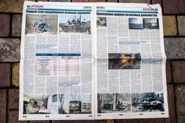 Rus gazeteleri Ukrayna karşı taarruzu sonrasında Rus ordusu tarafından terk edildikten sonra Kherson havaalanında bulundu. Gazeteler, Rus hükümetinin savaşı yüceltmek için kullandığı propagandalardır.