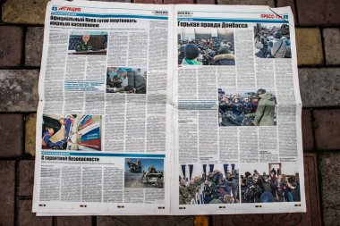 Rus gazeteleri Ukrayna karşı taarruzu sonrasında Rus ordusu tarafından terk edildikten sonra Kherson havaalanında bulundu. Gazeteler, Rus hükümetinin savaşı yüceltmek için kullandığı propagandalardır.