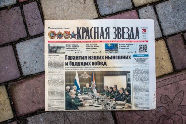 Rus gazeteleri Ukrayna karşı taarruzu sonrasında Rus ordusu tarafından terk edildikten sonra Kherson havaalanında bulundu. Gazeteler, Rus hükümetinin savaşı yüceltmek için kullandığı propagandalardır.