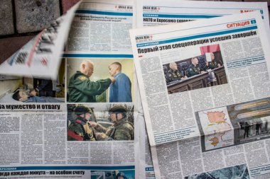Rus gazeteleri Ukrayna karşı taarruzu sonrasında Rus ordusu tarafından terk edildikten sonra Kherson havaalanında bulundu. Gazeteler, Rus hükümetinin savaşı yüceltmek için kullandığı propagandalardır.