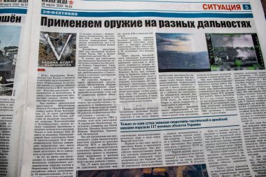 Rus gazeteleri Ukrayna karşı taarruzu sonrasında Rus ordusu tarafından terk edildikten sonra Kherson havaalanında bulundu. Gazeteler, Rus hükümetinin savaşı yüceltmek için kullandığı propagandalardır.