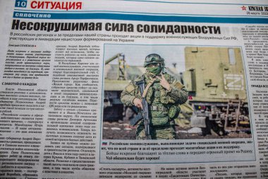 Rus gazeteleri Ukrayna karşı taarruzu sonrasında Rus ordusu tarafından terk edildikten sonra Kherson havaalanında bulundu. Gazeteler, Rus hükümetinin savaşı yüceltmek için kullandığı propagandalardır.