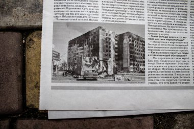 Rus gazeteleri Ukrayna karşı taarruzu sonrasında Rus ordusu tarafından terk edildikten sonra Kherson havaalanında bulundu. Gazeteler, Rus hükümetinin savaşı yüceltmek için kullandığı propagandalardır.