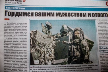 Rus gazeteleri Ukrayna karşı taarruzu sonrasında Rus ordusu tarafından terk edildikten sonra Kherson havaalanında bulundu. Gazeteler, Rus hükümetinin savaşı yüceltmek için kullandığı propagandalardır.