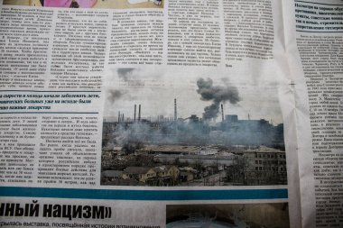 Rus gazeteleri Ukrayna karşı taarruzu sonrasında Rus ordusu tarafından terk edildikten sonra Kherson havaalanında bulundu. Gazeteler, Rus hükümetinin savaşı yüceltmek için kullandığı propagandalardır.