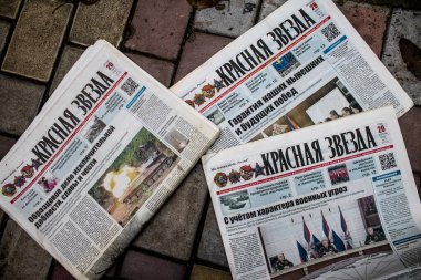 Rus gazeteleri Ukrayna karşı taarruzu sonrasında Rus ordusu tarafından terk edildikten sonra Kherson havaalanında bulundu. Gazeteler, Rus hükümetinin savaşı yüceltmek için kullandığı propagandalardır.