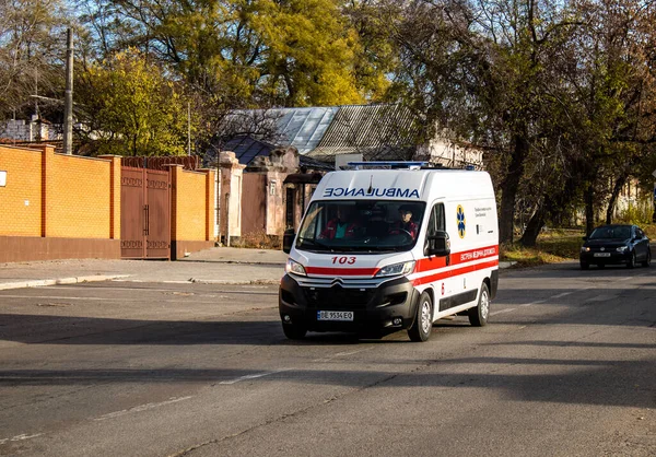Ambulance Rijden Straten Van Kherson Bevrijding Van Stad Door Het — Stockfoto