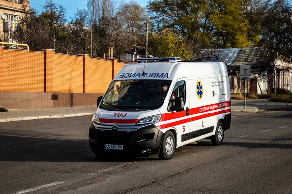 Ambulance Rijden Straten Van Kherson Bevrijding Van Stad Door Het — Stockfoto