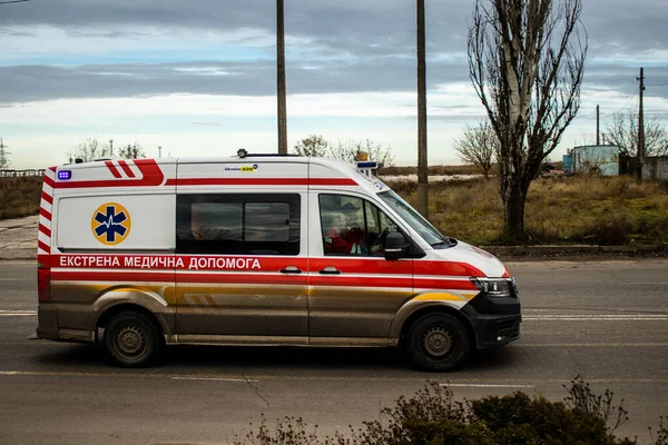 Ambulancia Conduciendo Las Calles Kherson Después Liberación Ciudad Por Ejército —  Fotos de Stock