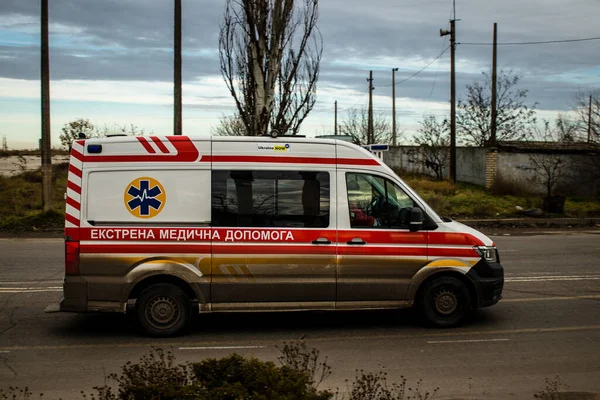 Ambulanza Guida Strade Kherson Dopo Liberazione Della Città Parte Dell — Foto Stock
