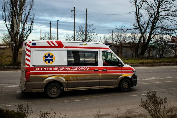 在城市被乌克兰军队解放后 救护车在赫尔松的街道上行驶 俄罗斯军队在9个月的占领和乌克兰军队的反攻之后离开了赫尔松 — 图库照片