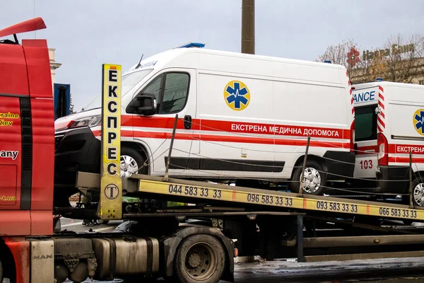Die Ukrainische Regierung Liefert Krankenwagen Die Stadt Cherson Die Fahrzeuge — Stockfoto