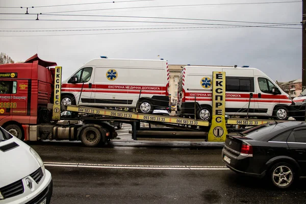 Ukrainan Hallitus Toimittaa Ambulansseja Khersonin Kaupunkiin Ajoneuvot Kuljetetaan Kuorma Autolla — kuvapankkivalokuva