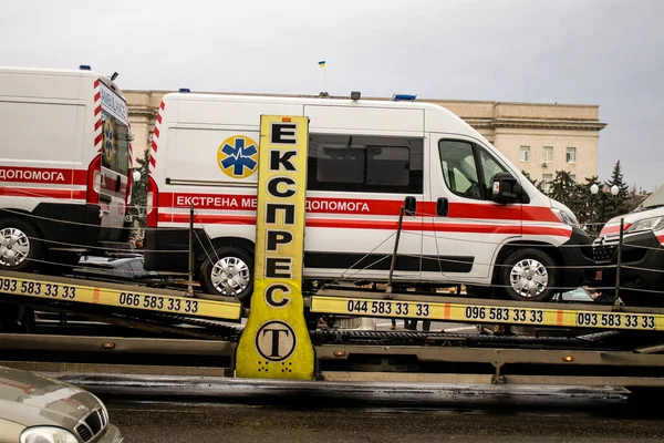 Den Ukrainska Regeringen Levererar Ambulanser Till Staden Kherson Fordonen Transporteras — Stockfoto