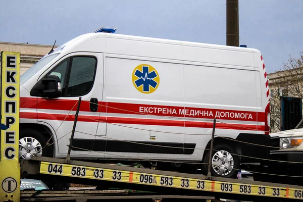 Ukrán Kormány Mentőautókat Szállít Kherson Városába Járműveket Teherautóval Szállítják Kórházba — Stock Fotó