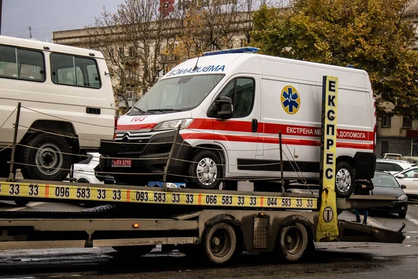 Gobierno Ucraniano Entrega Ambulancias Ciudad Kherson Los Vehículos Son Transportados — Foto de Stock