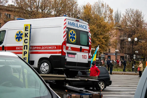Governo Ucraniano Entrega Ambulâncias Para Cidade Kherson Veículos São Transportados — Fotografia de Stock