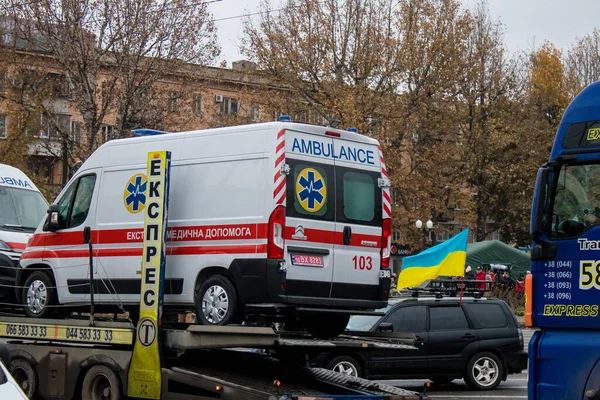 Украинское Правительство Доставляет Скорую Помощь Город Херсон Транспортные Средства Перевозятся — стоковое фото