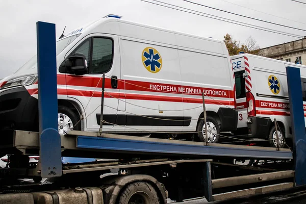 Ukraiński Rząd Dostarcza Karetki Miasta Chersoniu Pojazdy Transportowane Ciężarówką Szpitala — Zdjęcie stockowe