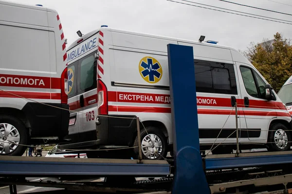 Ukrayna Hükümeti Kherson Şehrine Ambulans Gönderiyor Araçlar Kamyonla Ambulansların Hizmet — Stok fotoğraf