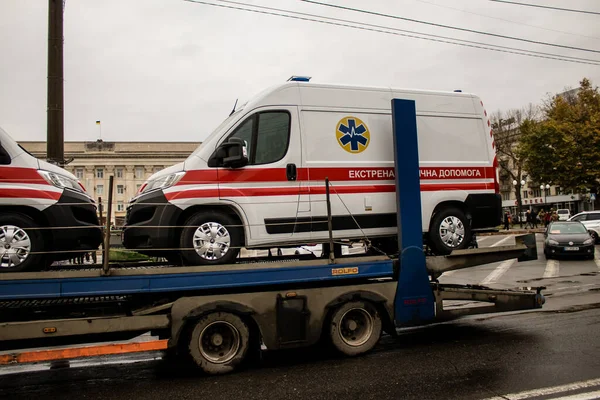 Governo Ucraniano Entrega Ambulâncias Para Cidade Kherson Veículos São Transportados — Fotografia de Stock