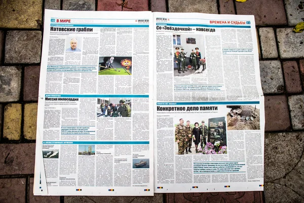 Rus gazeteleri Ukrayna karşı taarruzu sonrasında Rus ordusu tarafından terk edildikten sonra Kherson havaalanında bulundu. Gazeteler, Rus hükümetinin savaşı yüceltmek için kullandığı propagandalardır.