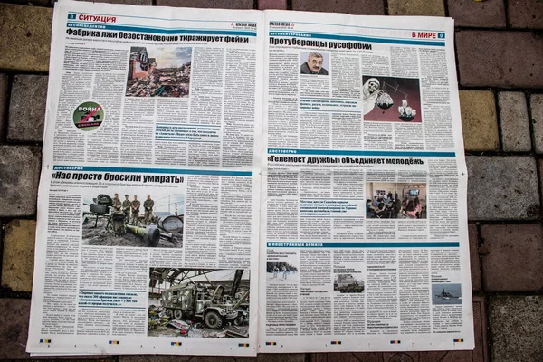 Rus gazeteleri Ukrayna karşı taarruzu sonrasında Rus ordusu tarafından terk edildikten sonra Kherson havaalanında bulundu. Gazeteler, Rus hükümetinin savaşı yüceltmek için kullandığı propagandalardır.