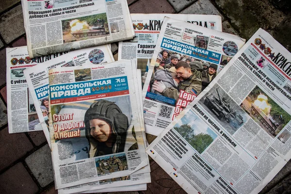 Jornais Russos Descobertos Aeroporto Kherson Depois Que Foi Abandonado Pelo — Fotografia de Stock