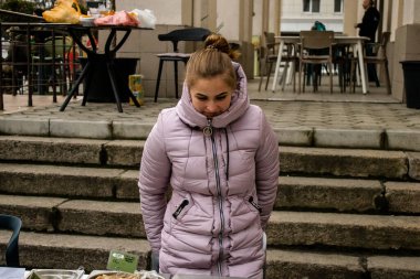 Kherson Meydanı 'nda bir lokantacı sokak mutfağı açıyor. Elektrik ve su olmamasına rağmen odun ateşiyle et pişiriyor. İnsanlar hayatlarını normal bir şekilde sürdürmek için örgütleniyorlar.