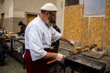 Kherson Meydanı 'nda bir lokantacı sokak mutfağı açıyor. Elektrik ve su olmamasına rağmen odun ateşiyle et pişiriyor. İnsanlar hayatlarını normal bir şekilde sürdürmek için örgütleniyorlar.