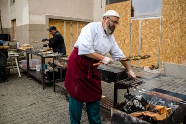 Kherson Meydanı 'nda bir lokantacı sokak mutfağı açıyor. Elektrik ve su olmamasına rağmen odun ateşiyle et pişiriyor. İnsanlar hayatlarını normal bir şekilde sürdürmek için örgütleniyorlar.