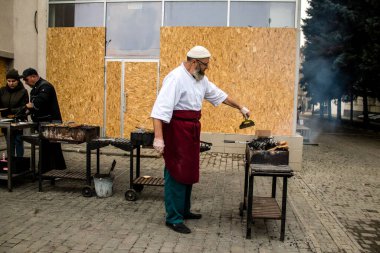 Kherson Meydanı 'nda bir lokantacı sokak mutfağı açıyor. Elektrik ve su olmamasına rağmen odun ateşiyle et pişiriyor. İnsanlar hayatlarını normal bir şekilde sürdürmek için örgütleniyorlar.