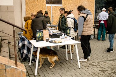 Kherson Meydanı 'nda bir lokantacı sokak mutfağı açıyor. Elektrik ve su olmamasına rağmen odun ateşiyle et pişiriyor. İnsanlar hayatlarını normal bir şekilde sürdürmek için örgütleniyorlar.