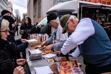 Uluslararası gönüllü bir örgüt şehir merkezindeki ana meydanda Kherson sakinlerine pizza pişirir ve teslim eder. Birçok insani yardım, her şeye ihtiyacı olan insanlara yiyecek ve giyecek desteği sağlıyor.