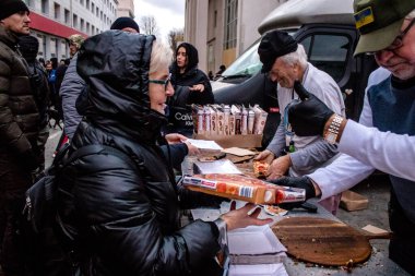 Uluslararası gönüllü bir örgüt şehir merkezindeki ana meydanda Kherson sakinlerine pizza pişirir ve teslim eder. Birçok insani yardım, her şeye ihtiyacı olan insanlara yiyecek ve giyecek desteği sağlıyor.