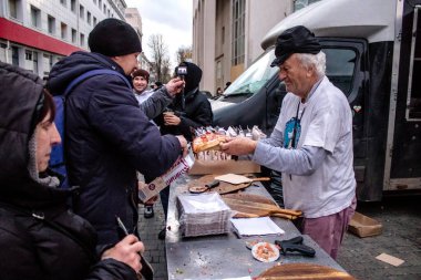 Uluslararası gönüllü bir örgüt şehir merkezindeki ana meydanda Kherson sakinlerine pizza pişirir ve teslim eder. Birçok insani yardım, her şeye ihtiyacı olan insanlara yiyecek ve giyecek desteği sağlıyor.