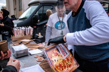 Uluslararası gönüllü bir örgüt şehir merkezindeki ana meydanda Kherson sakinlerine pizza pişirir ve teslim eder. Birçok insani yardım, her şeye ihtiyacı olan insanlara yiyecek ve giyecek desteği sağlıyor.