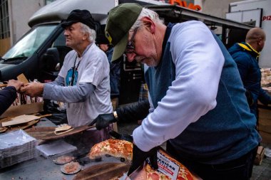 Uluslararası gönüllü bir örgüt şehir merkezindeki ana meydanda Kherson sakinlerine pizza pişirir ve teslim eder. Birçok insani yardım, her şeye ihtiyacı olan insanlara yiyecek ve giyecek desteği sağlıyor.