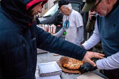 Uluslararası gönüllü bir örgüt şehir merkezindeki ana meydanda Kherson sakinlerine pizza pişirir ve teslim eder. Birçok insani yardım, her şeye ihtiyacı olan insanlara yiyecek ve giyecek desteği sağlıyor.