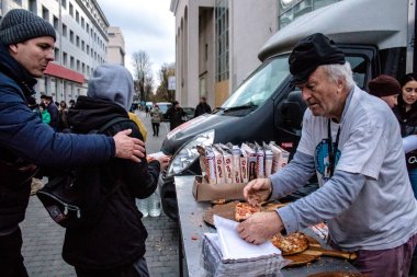 Uluslararası gönüllü bir örgüt şehir merkezindeki ana meydanda Kherson sakinlerine pizza pişirir ve teslim eder. Birçok insani yardım, her şeye ihtiyacı olan insanlara yiyecek ve giyecek desteği sağlıyor.