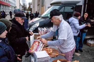 Uluslararası gönüllü bir örgüt şehir merkezindeki ana meydanda Kherson sakinlerine pizza pişirir ve teslim eder. Birçok insani yardım, her şeye ihtiyacı olan insanlara yiyecek ve giyecek desteği sağlıyor.