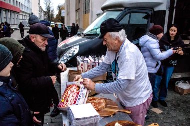 Uluslararası gönüllü bir örgüt şehir merkezindeki ana meydanda Kherson sakinlerine pizza pişirir ve teslim eder. Birçok insani yardım, her şeye ihtiyacı olan insanlara yiyecek ve giyecek desteği sağlıyor.
