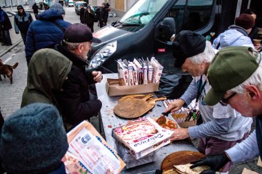 Uluslararası gönüllü bir örgüt şehir merkezindeki ana meydanda Kherson sakinlerine pizza pişirir ve teslim eder. Birçok insani yardım, her şeye ihtiyacı olan insanlara yiyecek ve giyecek desteği sağlıyor.