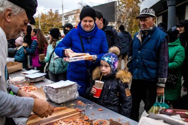 Uluslararası gönüllü bir örgüt şehir merkezindeki ana meydanda Kherson sakinlerine pizza pişirir ve teslim eder. Birçok insani yardım, her şeye ihtiyacı olan insanlara yiyecek ve giyecek desteği sağlıyor.