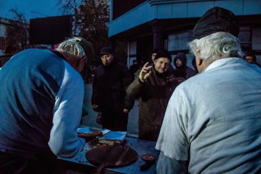 Uluslararası gönüllü bir örgüt şehir merkezindeki ana meydanda Kherson sakinlerine pizza pişirir ve teslim eder. Birçok insani yardım, her şeye ihtiyacı olan insanlara yiyecek ve giyecek desteği sağlıyor.